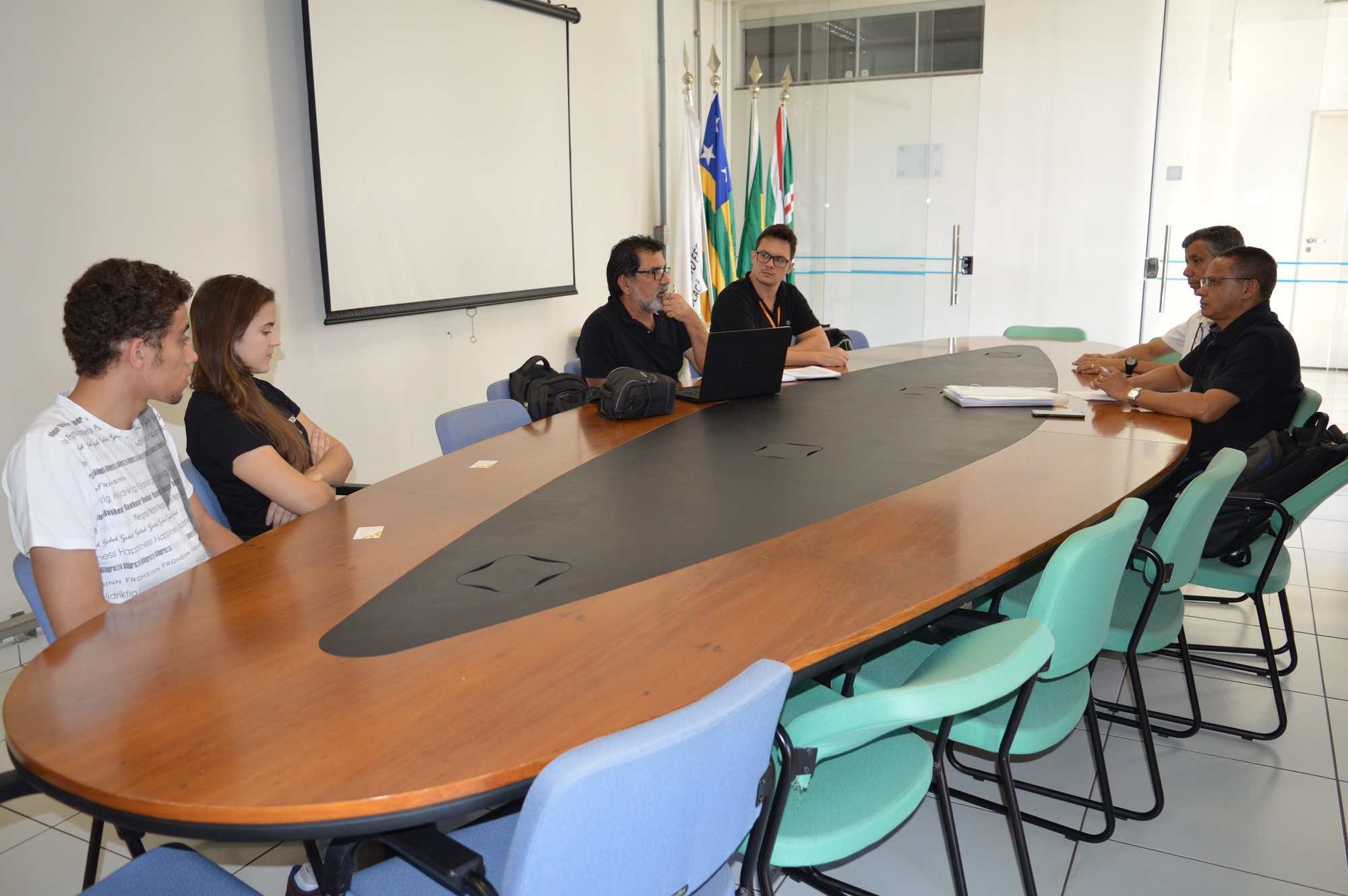 Reunião entre a equipe da 3e Engenharia, Julio Martinez e Marcelo de Oliveira, com o professor e coordenador do projeto no IFG - Câmpus Goiânia, José Luis Domingos, o diretor de administração do Câmpus Goiânia, Paulo Cézar Pereira, e os estudantes Fernanda Cardoso e Iury Rodrigues.